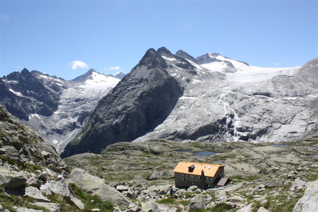 Il rifugio Mandrone sull'Adamello