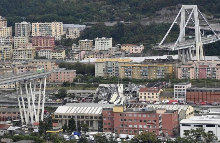 Il ponte Morandi crollato