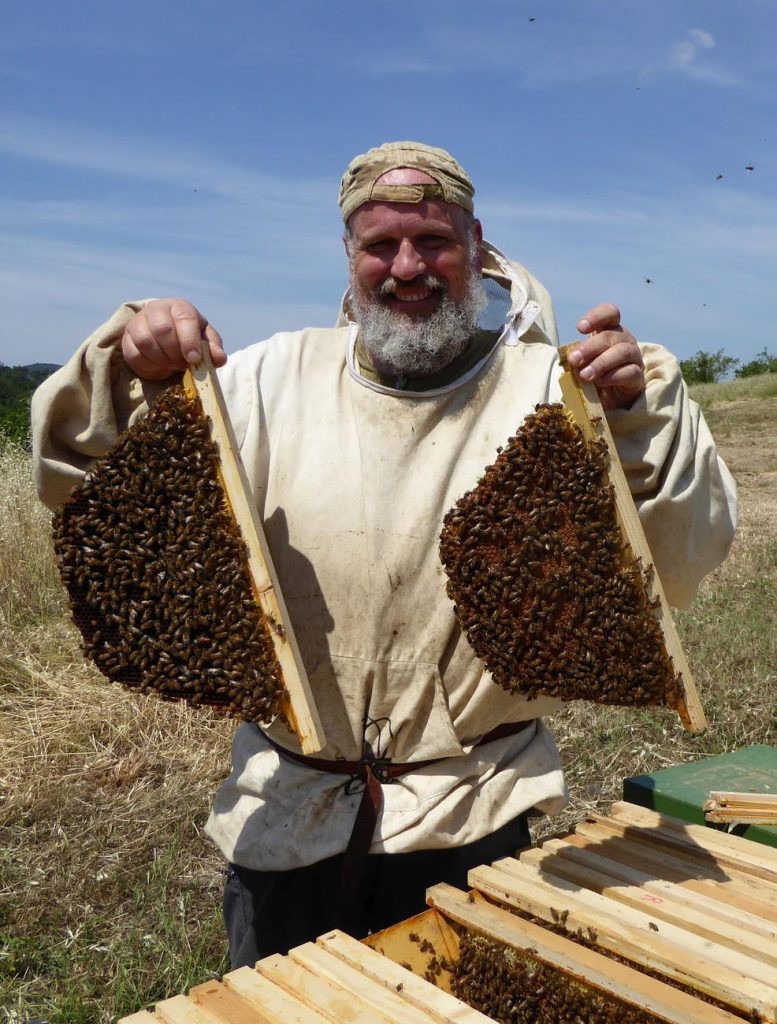 L'apidologo e apicoltore Paolo Fontana