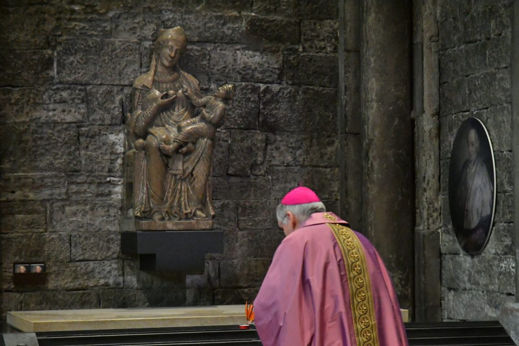 In pregheira davanti alla statua della Madonna degli annegati in Duomo a Trento (foto Zotta)