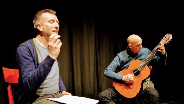 Una delle scene dello spettacolo “Un nido color fucsia”