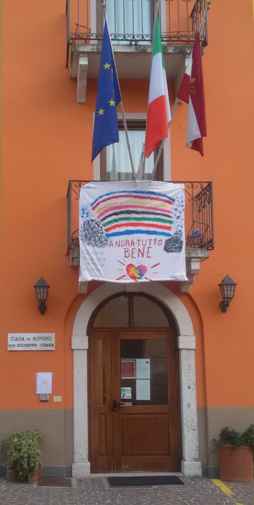 Striscioni di incoraggiamento in casa di riposo