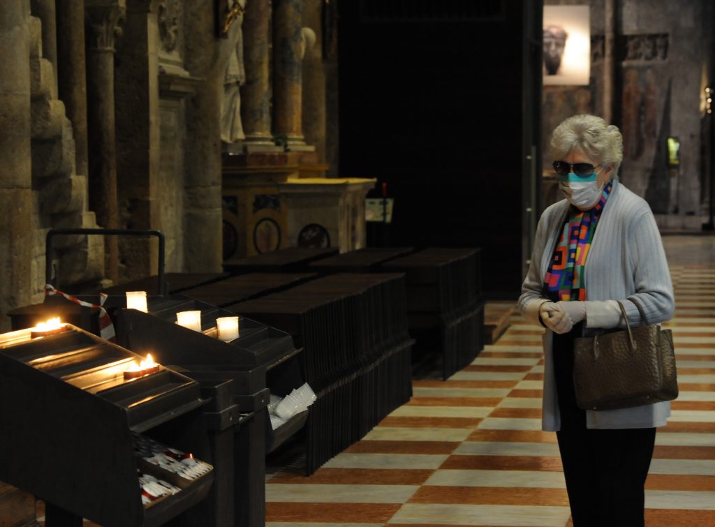 Rientrano i fedeli in chiesa (foto Zotta)