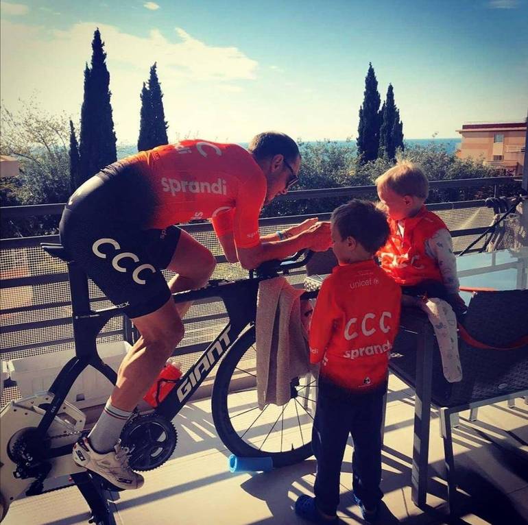 Matteo pedala sul terrazzo, sotto l’occhio attento dei figli