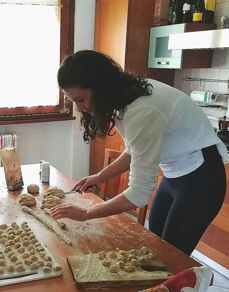 Non solo allenamenti in casa per Silvia Fondriest che si dà da fare anche in cucina: eccola cimentarsi con gli gnocchi, seguendo la ricetta della nonna