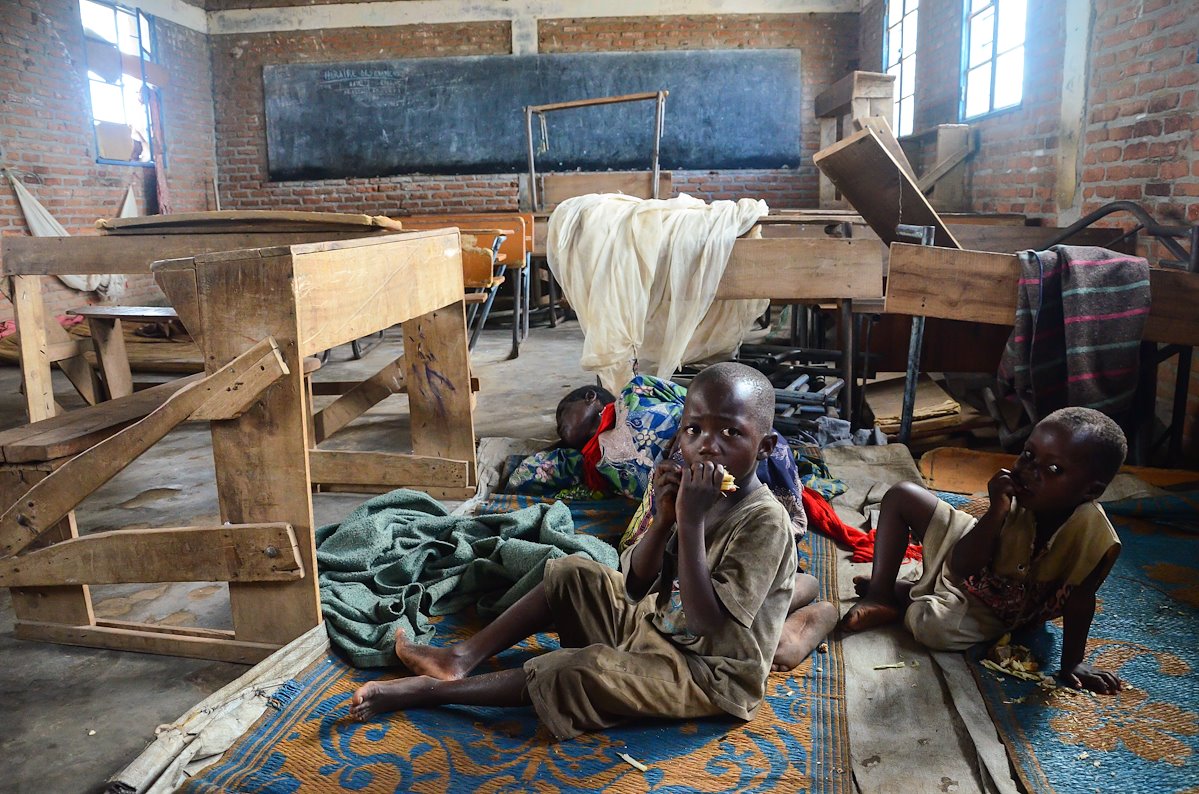 Bambini al riparo dalle inondazioni in una scuola di Bujumbura