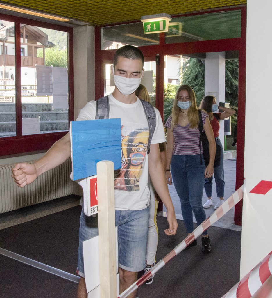 Misurazione della temperatura al Liceo della Montagna di Tione. Foto (c) Udalrico Gottardi