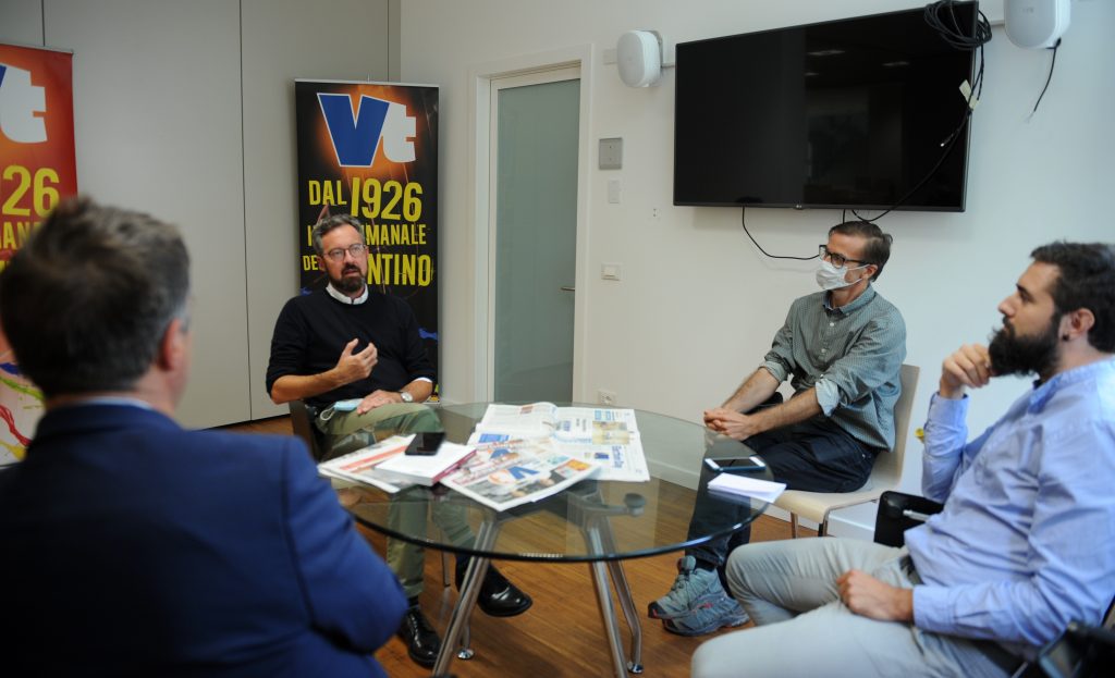 Il sindaco Franco Ianeselli nella redazione di Vita Trentina. Foto Zotta