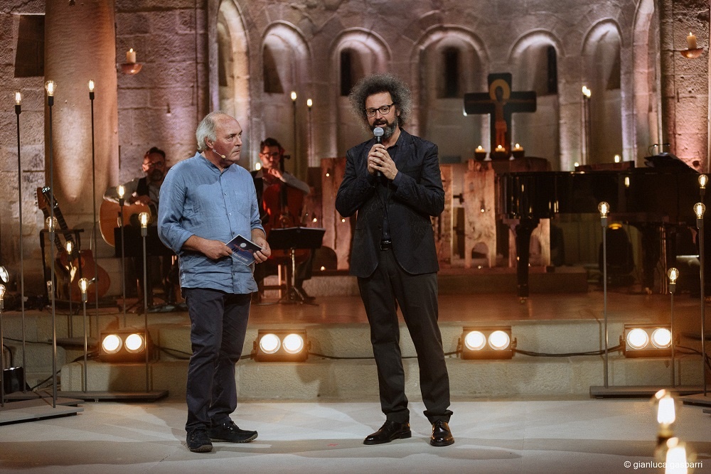 Simone Cristicchi e don Luigi Verdi sul palco del programma