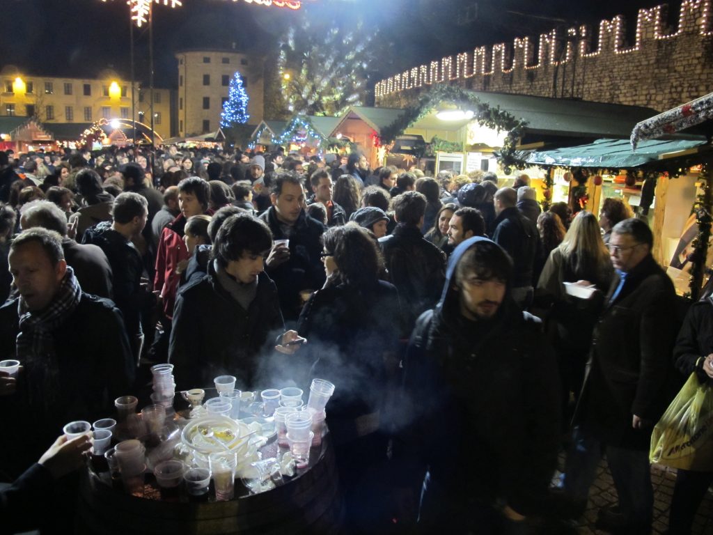 La ressa fra i mercatini a Trento (foto Zotta)