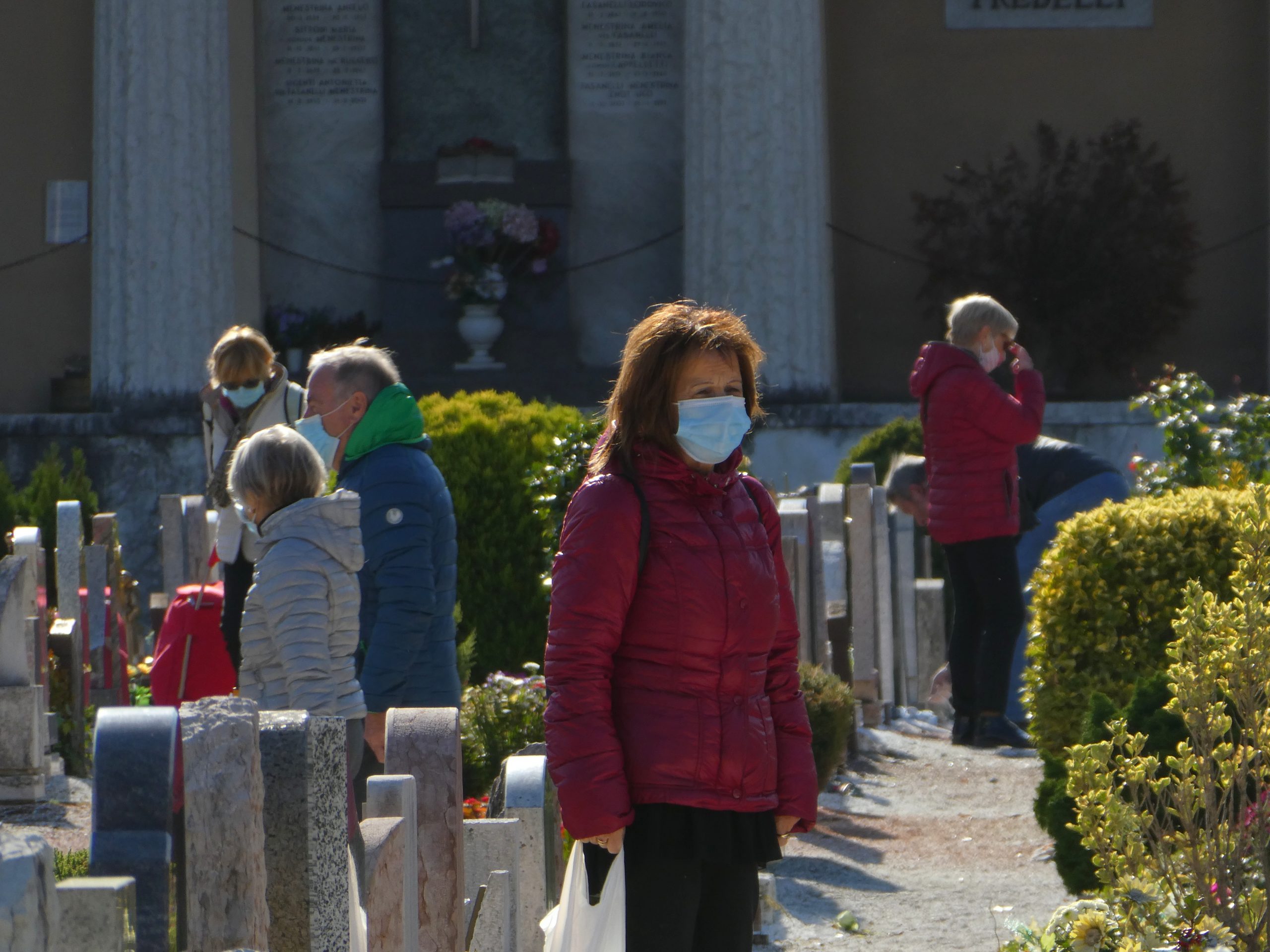 Al cimitero "distanziati". Foto Zotta