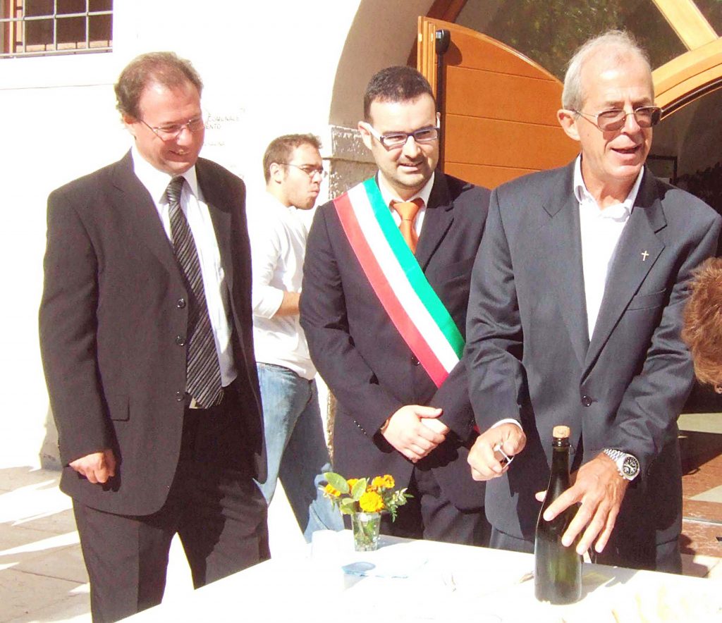 Don Gianni al suo arrivo a Ravina nel 2009, stappa lo spumante di benvenuto assieme a Stanchina e Andreatta
