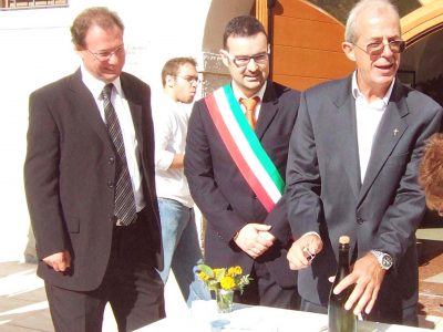 Don Gianni al suo arrivo a Ravina nel 2009, stappa lo spumante di benvenuto assieme a Stanchina e Andreatta