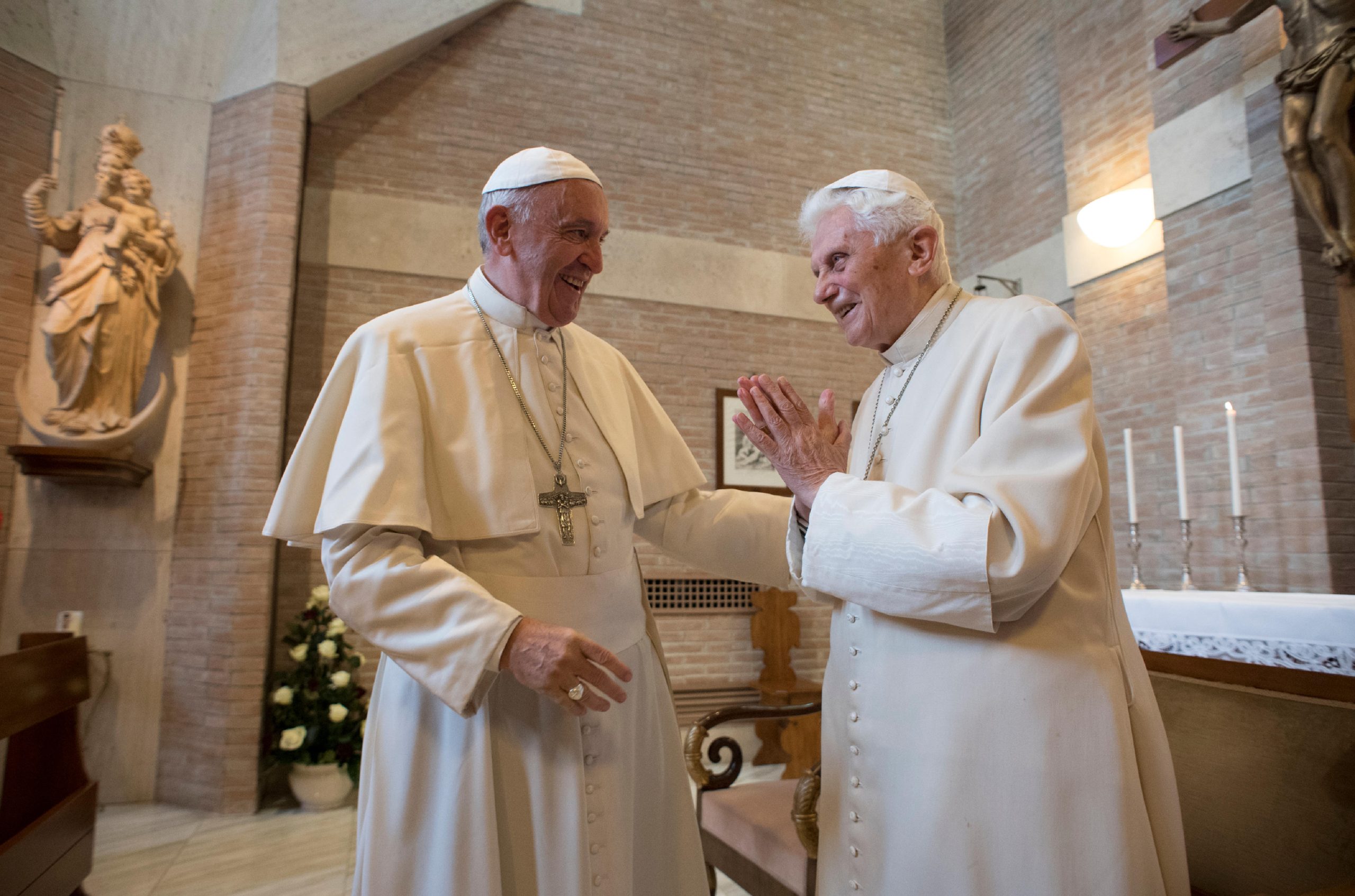 La visita dei nuovi cardinali con Papa Francesco al Papa emerito Benedetto XVI