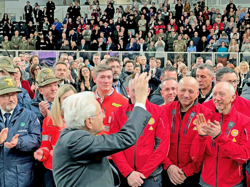 Il presidente della Repubblica Mattarella saluta i volontari al Palazzetto dello Sport