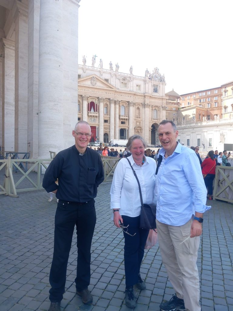 Don Hans, prete olandese, con i familiari in piazza San Pietro