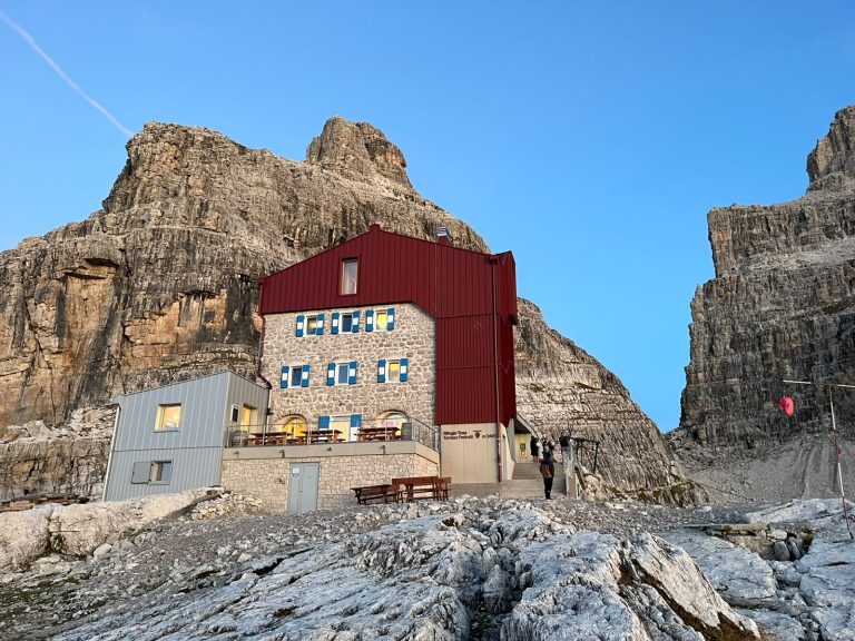 Il rinnovato rifugio Tosa-Pedrotti si presenta agli escursionisti